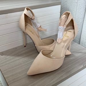 Lulu’s nude closed toe lace-up heels. Size 7.5